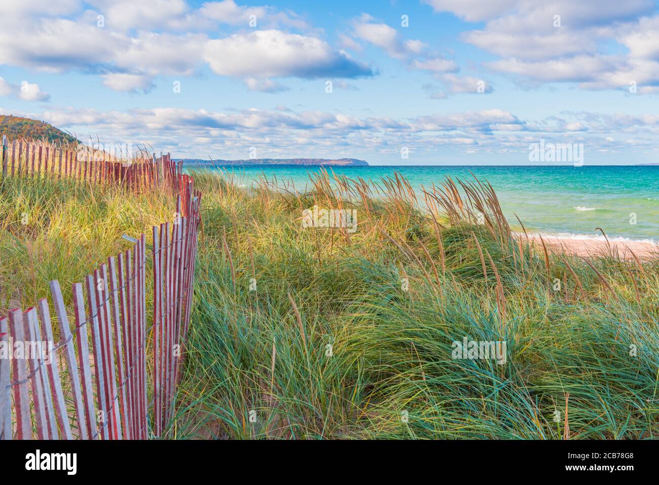 Strandgräser, blauer Himmel und Lake Michigan an einem Sommertag. Ein schönes Bild für Frühling, Sommer und Herbst Werbematerialien. Stockfoto