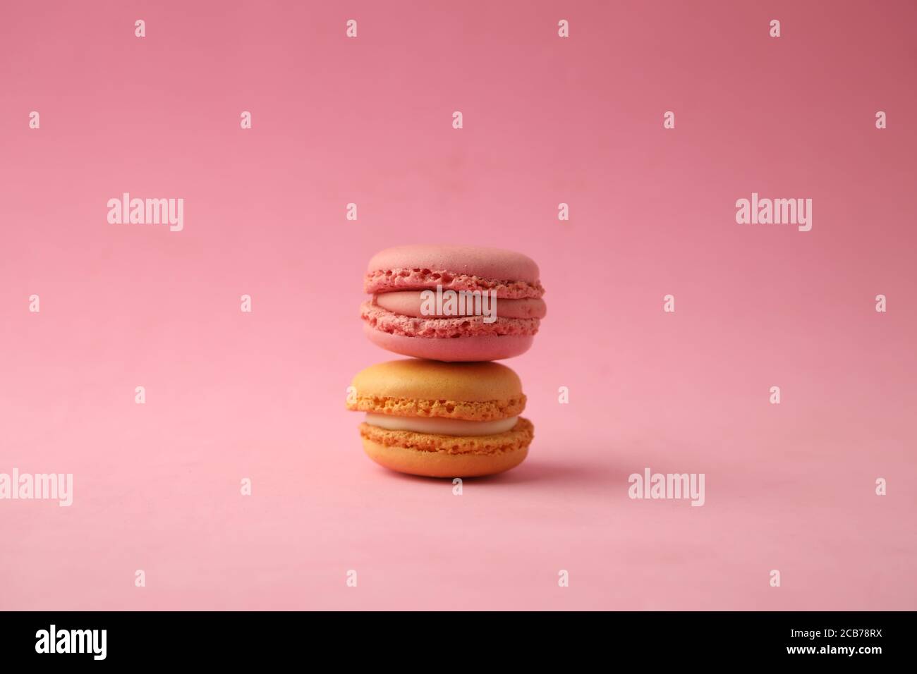 Bunte Makronen isoliert auf einem rosa Hintergrund Stockfoto