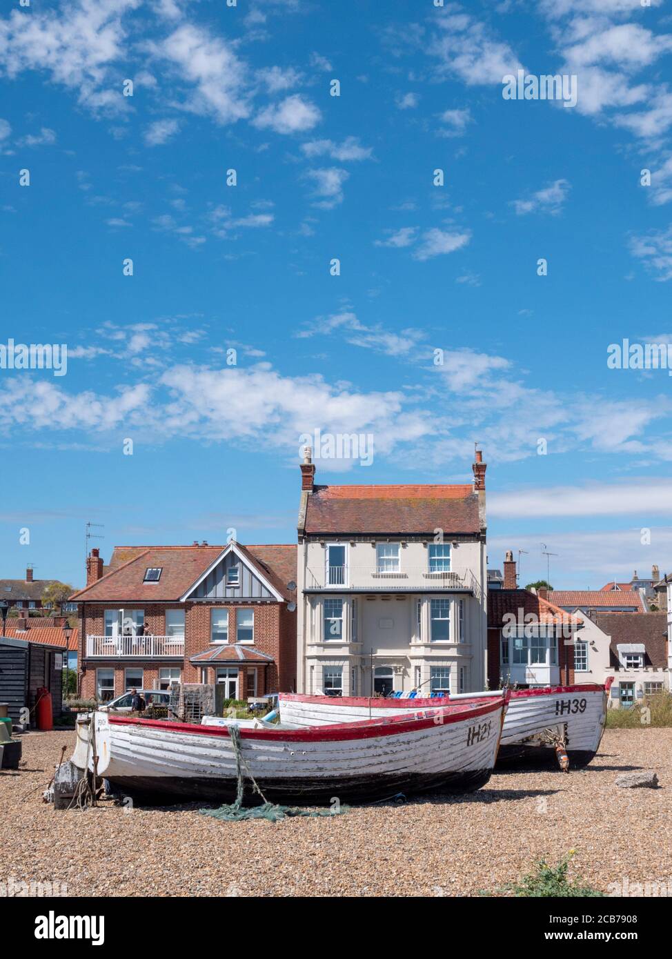 Kommerzielle Fischerboote an der Küste von Aldeburgh Suffolk UK, Stockfoto