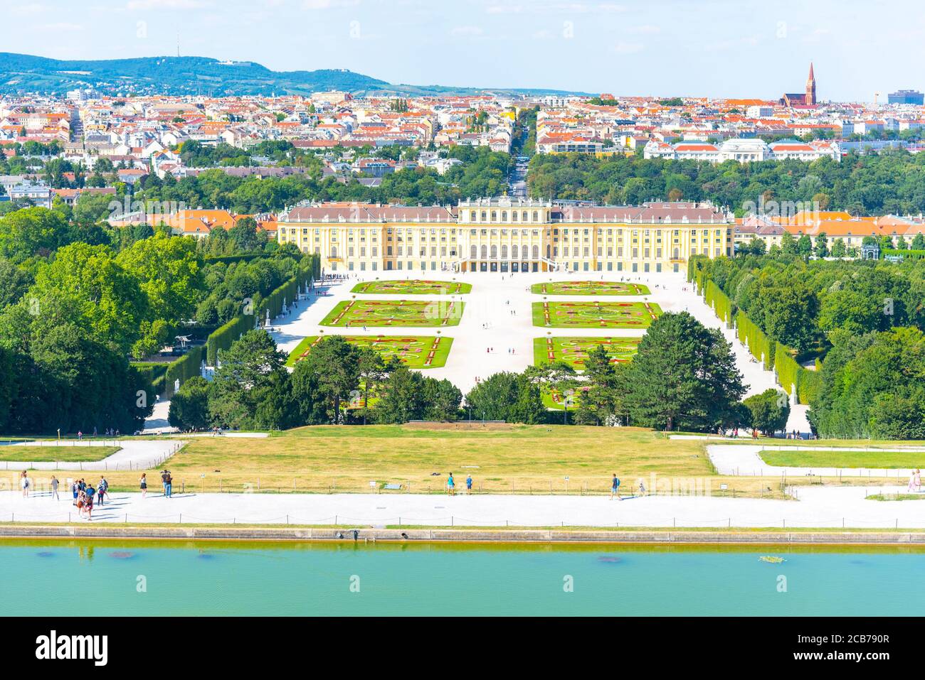 WIEN, ÖSTERREICH - 23. JULI 2019: Schloss Schönbrunn, Deutsch - Schloss Schönbrunn, und großer Parterre - Französischer Garten mit schönen Blumenbeeten. Blick von der Gloriette. Wien, Österreich. Stockfoto