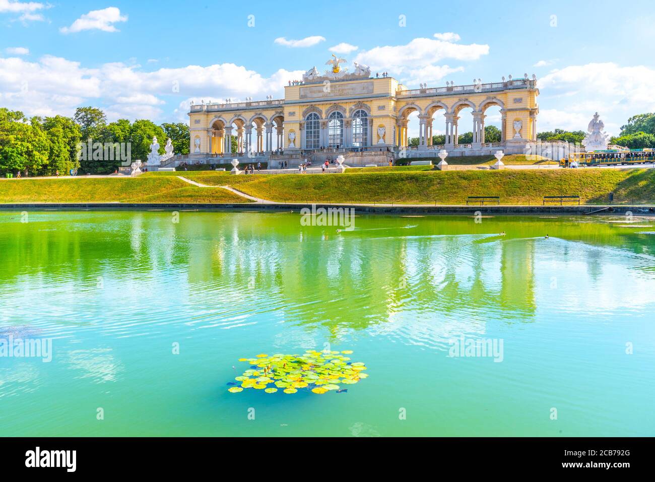 WIEN, ÖSTERREICH - 23. JULI 2019: Die Gloriette im Schlosspark Schönbrunn, Wien, Österreich. Vorderansicht und Wasserspiegelung. Stockfoto