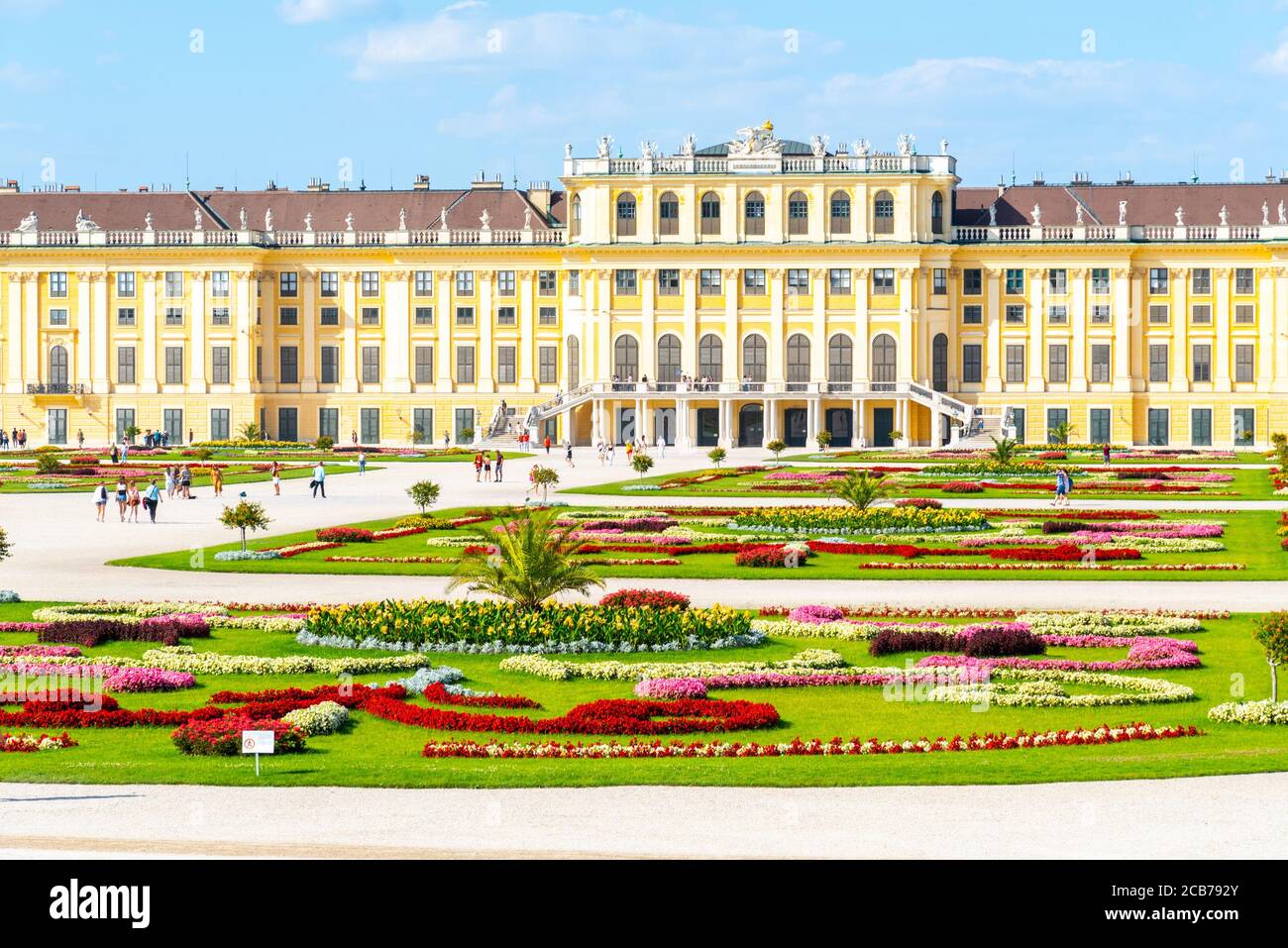 WIEN, ÖSTERREICH - 23. JULI 2019: Schloss Schönbrunn, Deutsch: Schloss Schönbrunn, und großer Parterre - Französischer Garten mit schönen Blumenbeeten, Wien, Österreich Stockfoto