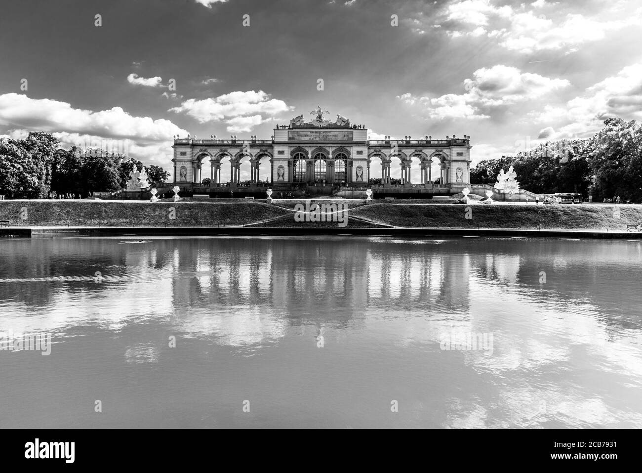 WIEN, ÖSTERREICH - 23. JULI 2019: Die Gloriette im Schlosspark Schönbrunn, Wien, Österreich. Vorderansicht und Wasserspiegelung. Schwarzweiß-Bild. Stockfoto