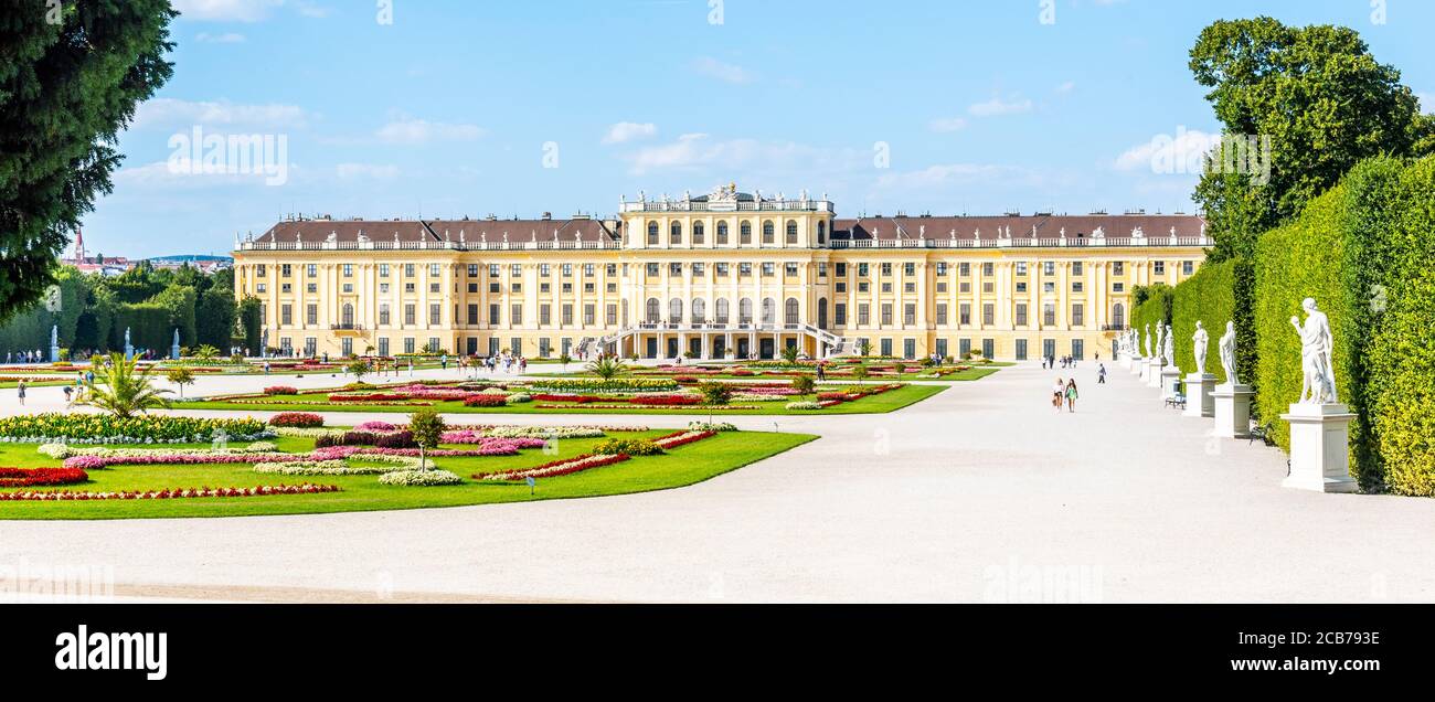 WIEN, ÖSTERREICH - 23. JULI 2019: Schloss Schönbrunn, Deutsch: Schloss Schönbrunn, und großer Parterre - Französischer Garten mit schönen Blumenbeeten, Wien, Österreich Stockfoto