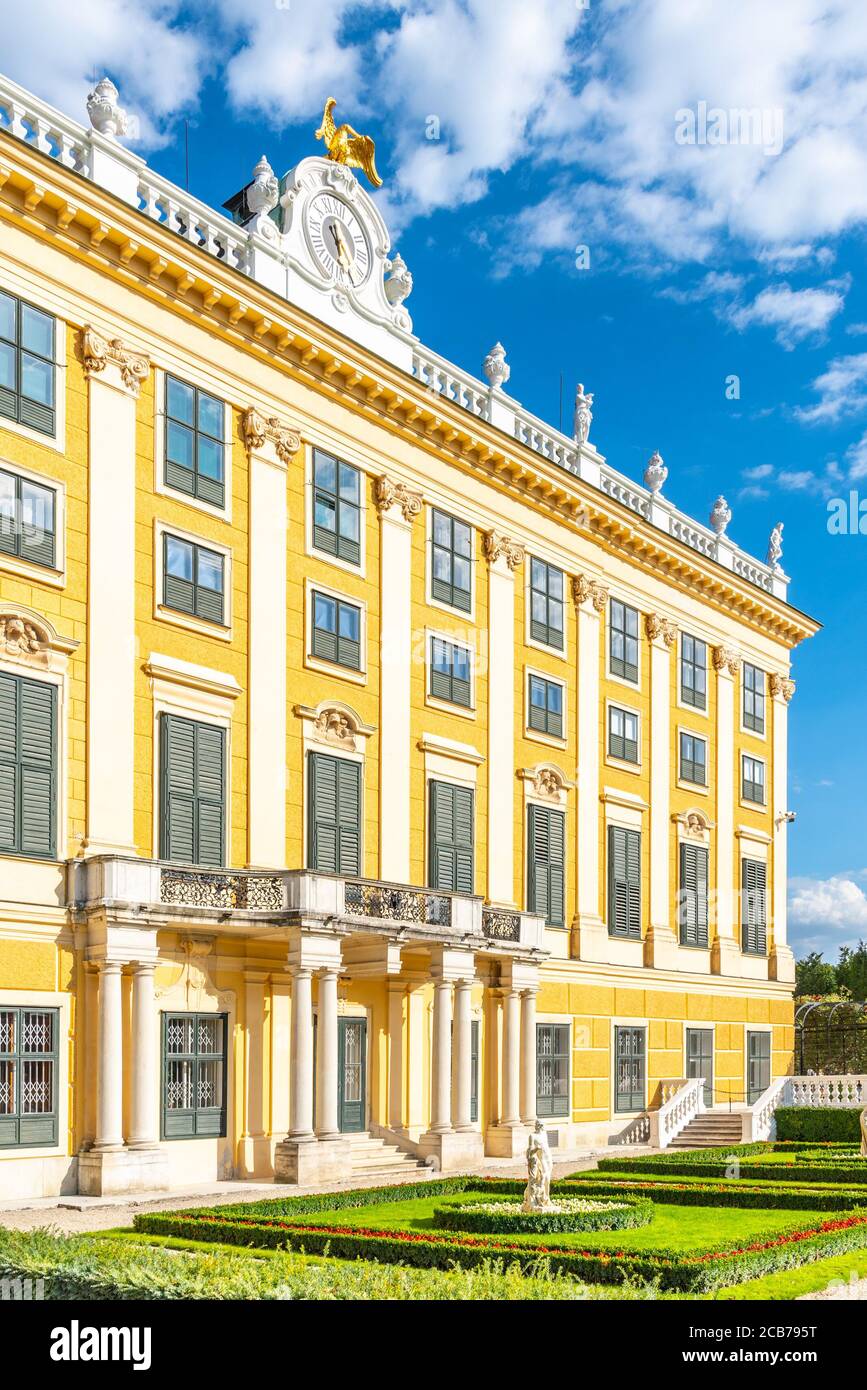 WIEN, ÖSTERREICH - 23. JULI 2019: Schloss Schönbrunn - Deutsch: Schloss Schönbrunn. Architektonisches Detail der gelben Fassade Stockfoto