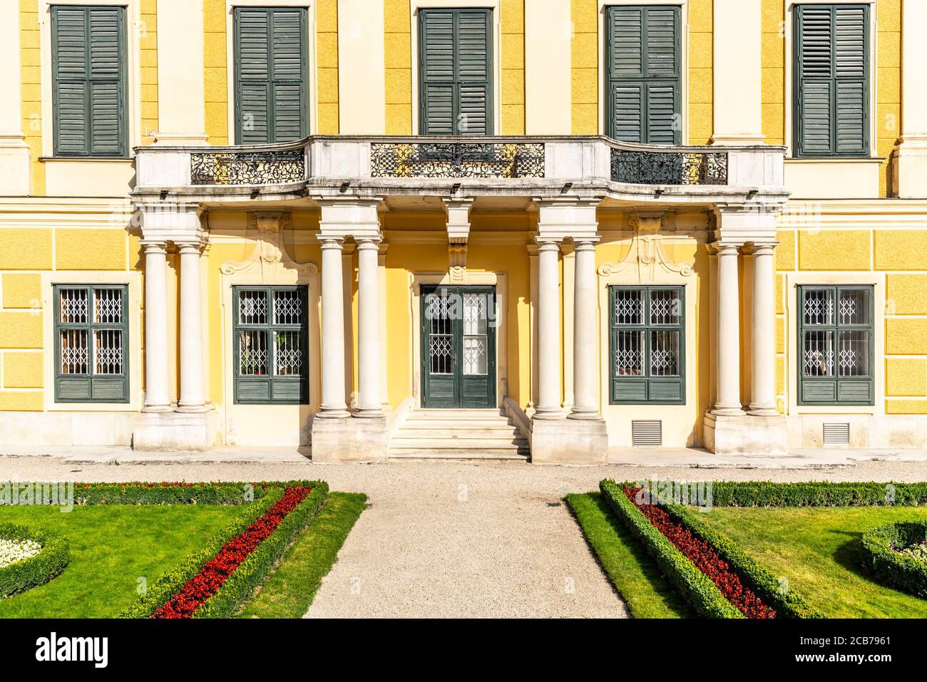 WIEN, ÖSTERREICH - 23. JULI 2019: Schloss Schönbrunn - Deutsch: Schloss Schönbrunn. Architektonisches Detail der gelben Fassade Stockfoto