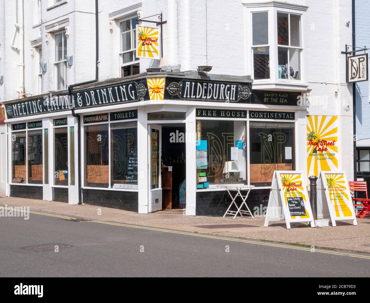 Das Thai Street Cafe und die Beschilderung in Aldeburgh Suffolk UK Stockfoto