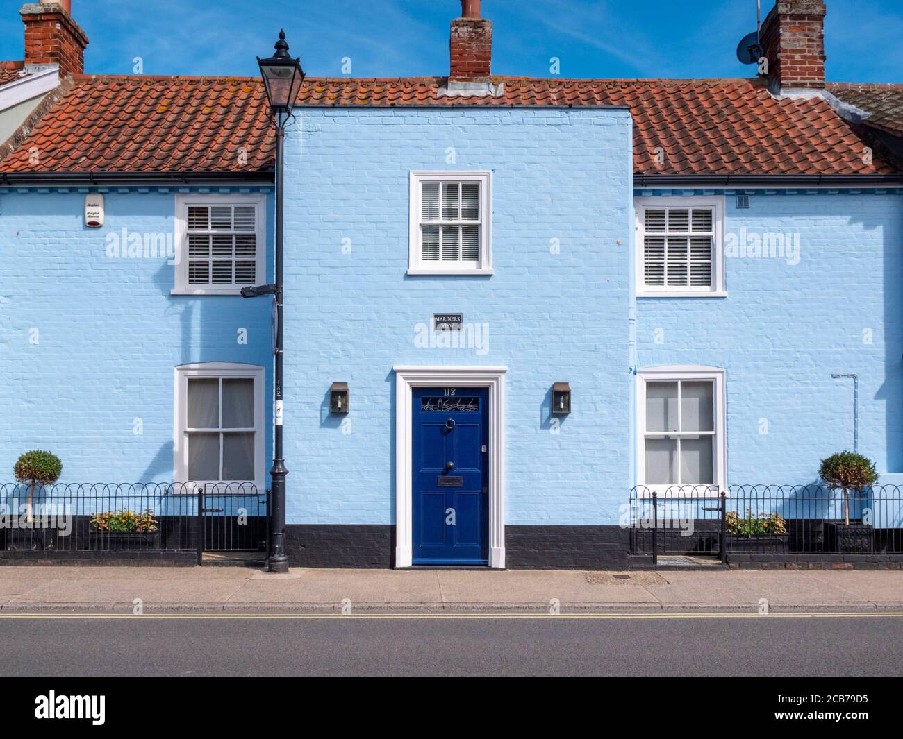 Mariners sehen bunte blau bemalte Haus in Aldeburgh Suffolk UK Stockfoto