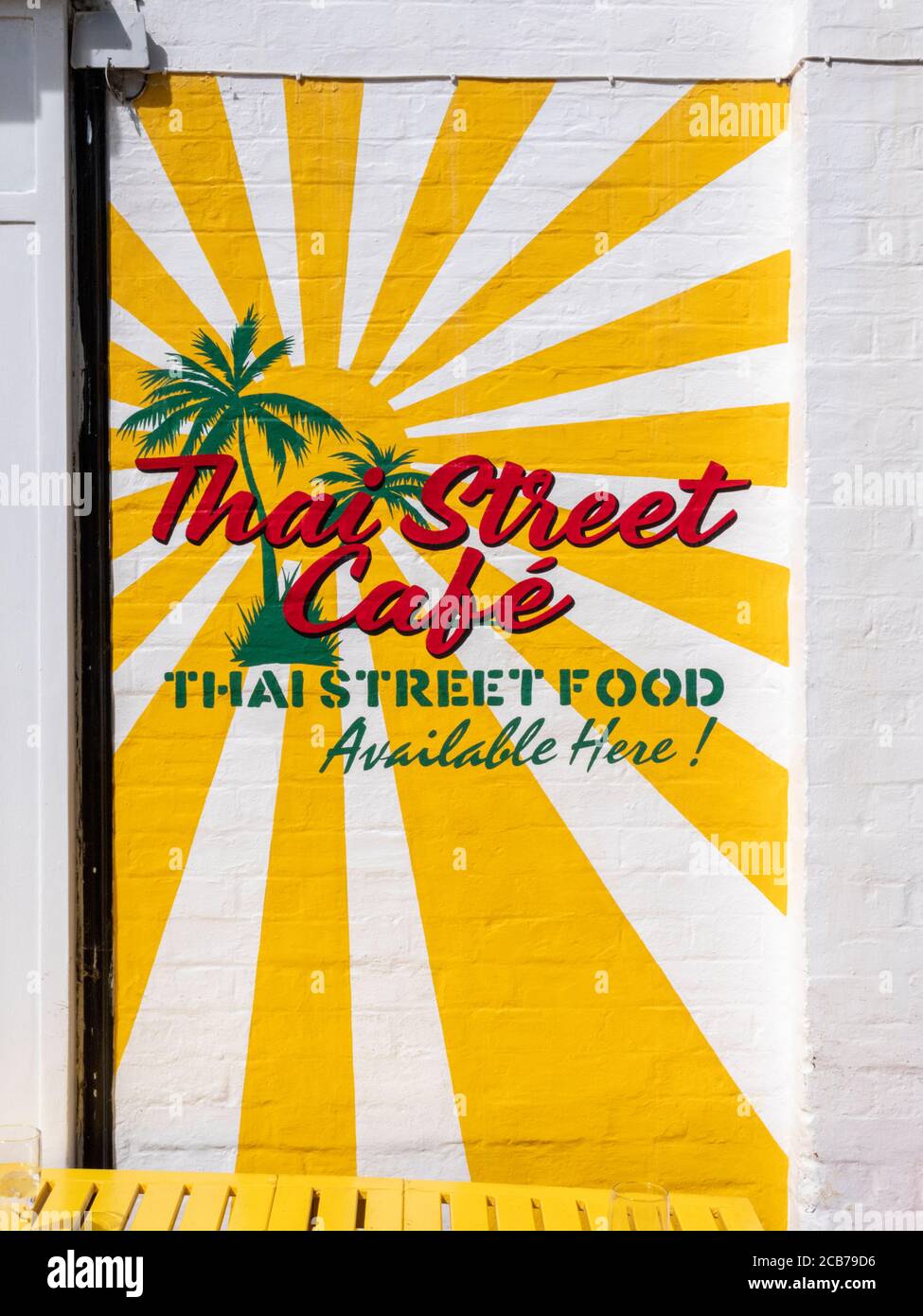 Das Thai Street Cafe und die Beschilderung in Aldeburgh Suffolk UK Stockfoto