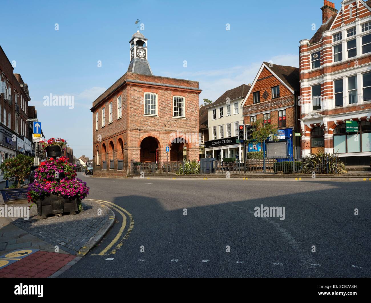 Reigate High Street und die Old Town Market Hall in Reigate Surrey England - Sommer 2020 Stockfoto