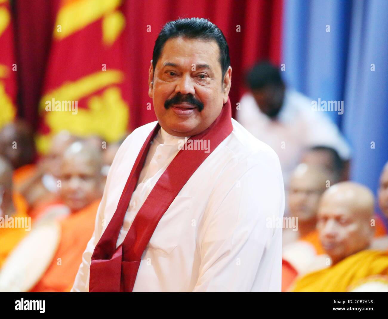 Colombo, Sri Lanka. August 2020. Mahinda Rajapaksa nimmt an einer Zeremonie Teil, bei der er offiziell seine Aufgaben als Premierminister von Sri Lanka bei Temple Trees in Colombo, Sri Lanka, am 11. August 2020 übernimmt. Mahinda Rajapaksa, der Vorsitzende der Partei Sri Lankas, Podujana Peramuna, legte am Sonntag seinen Eid als neuer Premierminister ab, nachdem seine Partei bei den kürzlich abgeschlossenen Parlamentswahlen einen Erdrutschsieg errungen hatte. Quelle: Ajith Perera/Xinhua/Alamy Live News Stockfoto