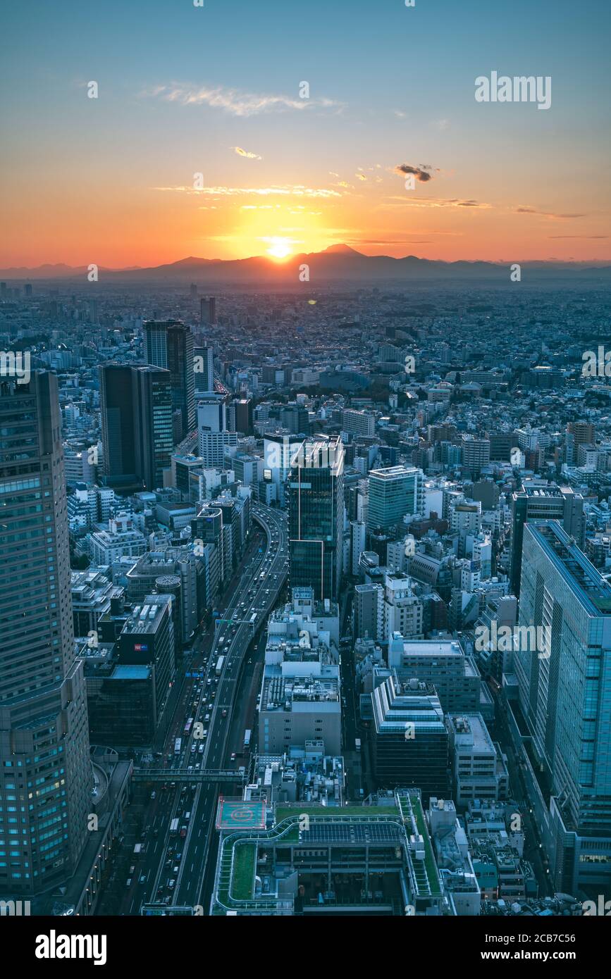 Tokio, Japan - 16. November 2019: Shibuya Scramble Square wurde im November 2019 in Shibuya, Tokio, Japan eröffnet. Auf dem Dach kann man 'Shibuya Sky' Charg nehmen Stockfoto