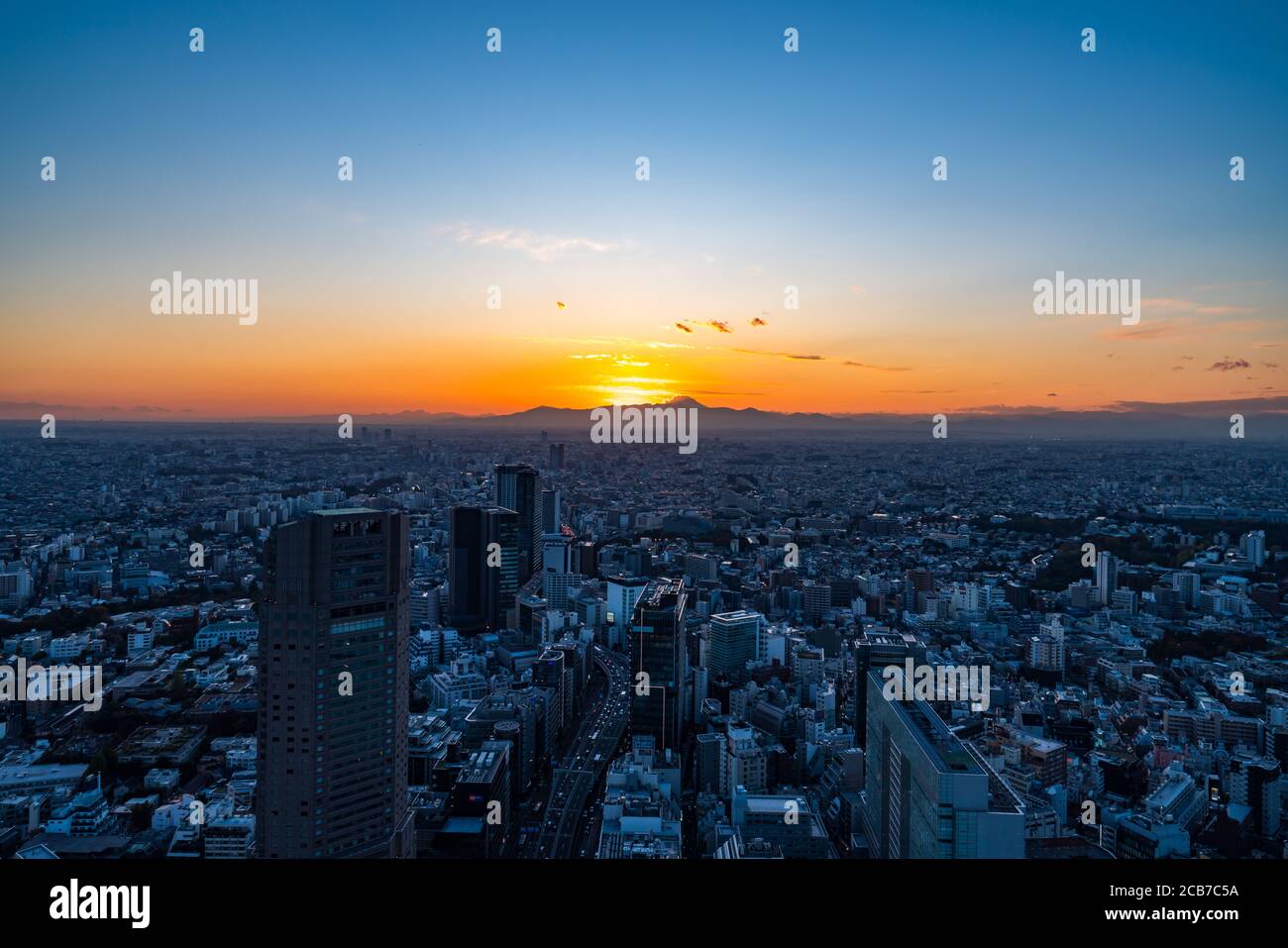 Tokio, Japan - 16. November 2019: Shibuya Scramble Square wurde im November 2019 in Shibuya, Tokio, Japan eröffnet. Auf dem Dach kann man 'Shibuya Sky' Charg nehmen Stockfoto