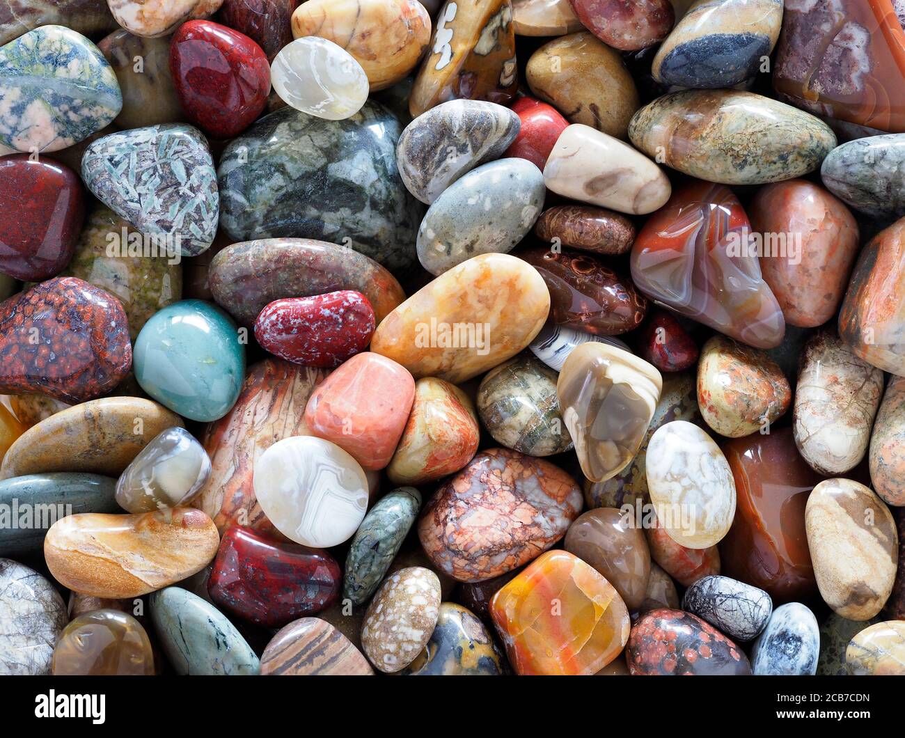 Fokus gestapeltes Bild einer Sammlung von Trommelsteinen oder polierten Steinen, Achate, Petified Wood und Halbedelsteine Stockfoto