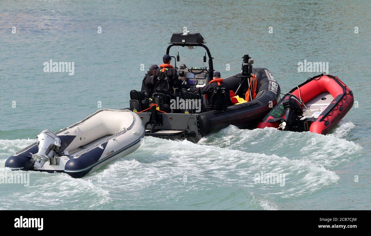 Kleine Boote, die von Migranten benutzt werden, werden von Grenzschutzbeamten nach Dover, Kent, geschleppt, nachdem heute einige kleine Boote im Kanal vorgekommen waren. Stockfoto