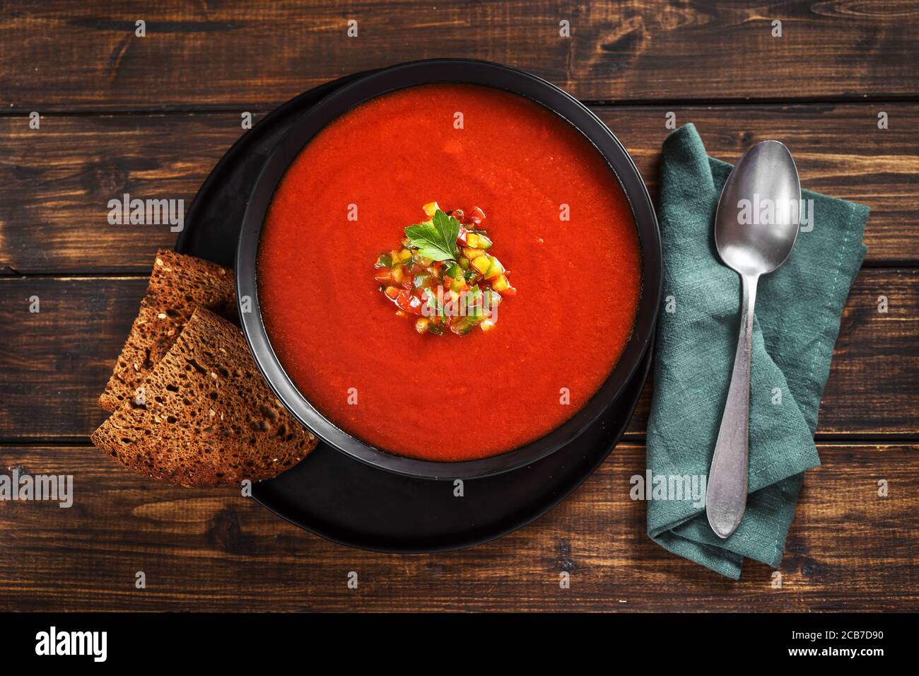 Ein Teller mit erfrischender Gazpacho Sommersuppe auf rustikalem Hintergrund Stockfoto