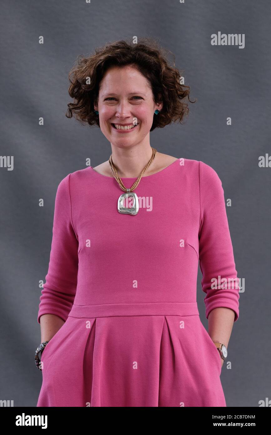 Senior Curator in den National Galleries of Scotland Alice Strang Nimmt an einer Fotoschau während des Edinburgh International Book Festival 2018 Teil Stockfoto