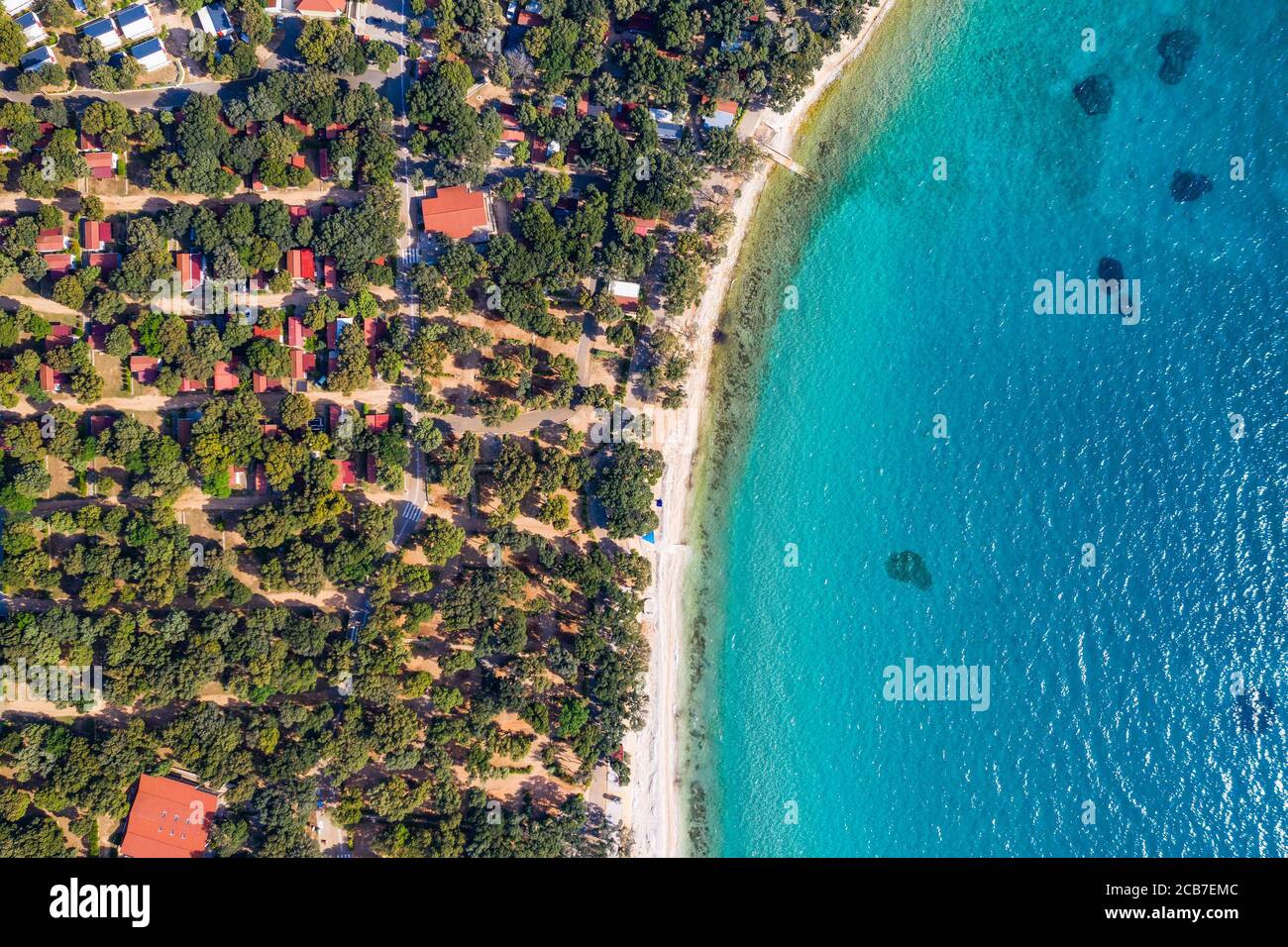 Kroatien, Adriaküste auf der Insel Pag, schöne Urlaubsorte und Strand, Drone Overhead-Ansicht Stockfoto