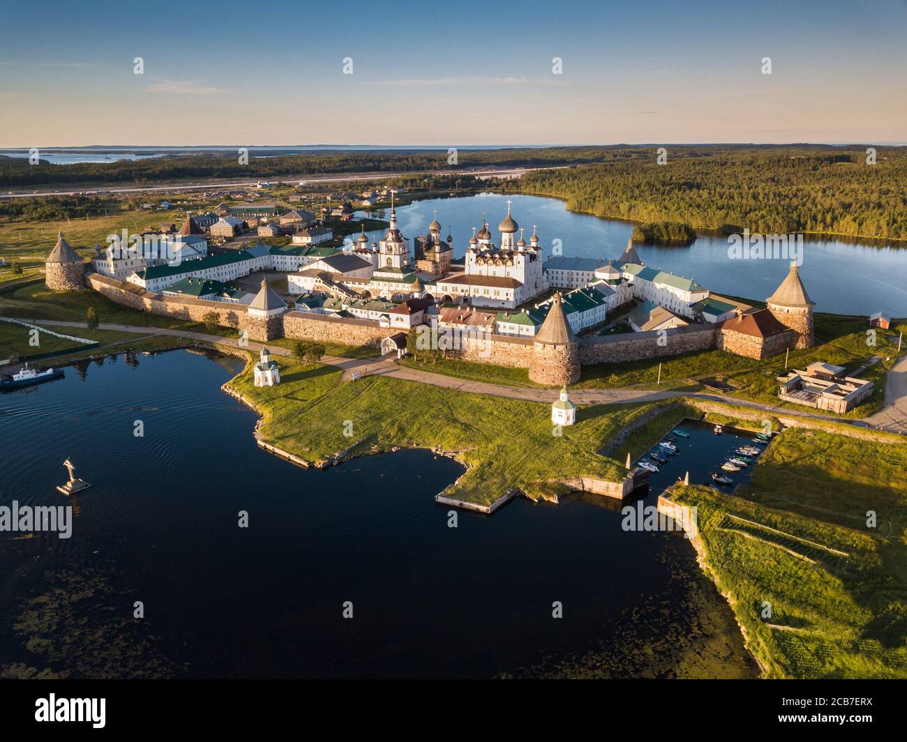 Panorama-Landschaftsfoto des Solovetsky Klosters aus der Vogelperspektive. Russland, Archangelsk Region, Solovetsky Inseln Stockfoto