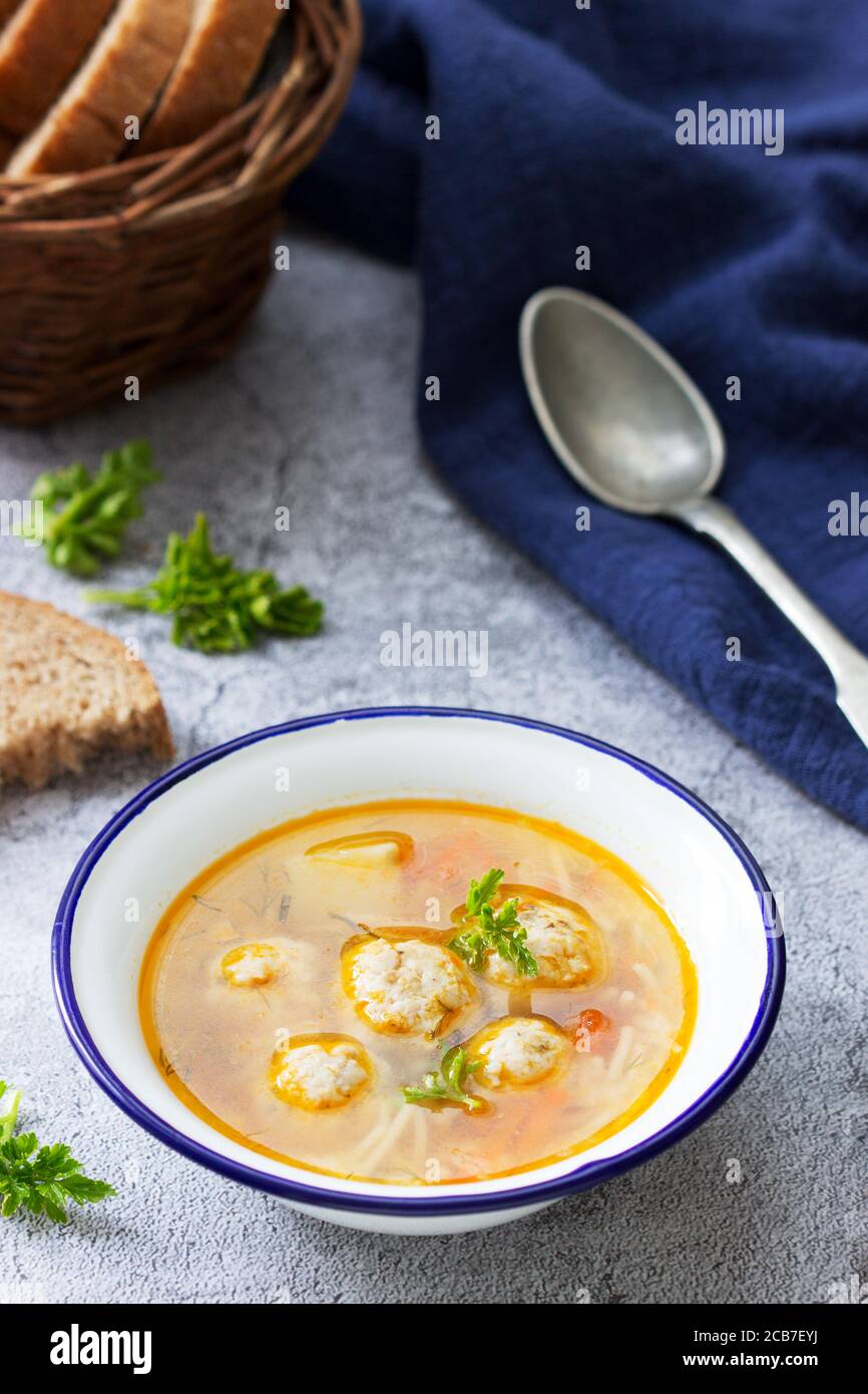 Diätsuppe mit Fleischbällchen, Kartoffeln und Nudeln serviert mit Roggenbrot mit Bran. Kindermenü. Stockfoto