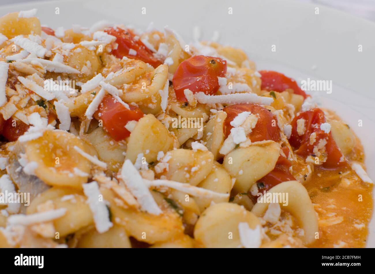 Orecchiette mit Kartoffeln Kirsche und Käse, italienische Küche. Italien, Trani Stockfoto