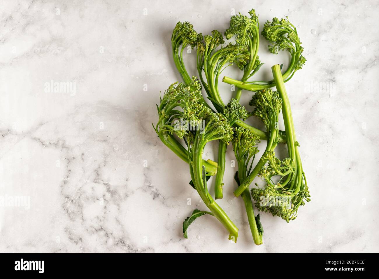 Draufsicht auf Broccolini Kohl auf weißem Hintergrund Stockfoto