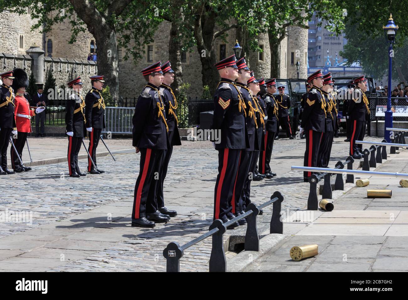 Soldaten sind während des Salutes der ehrenwerten Artillerie Company im HM Tower of London, London, England, UK, aufmerksam Stockfoto