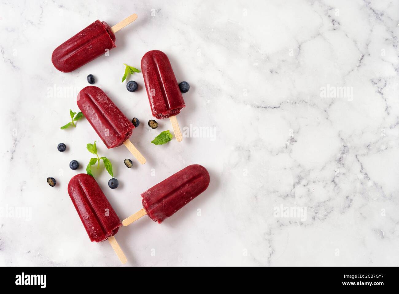 Erfrischende Heidelbeeren Sorbet Eis auf weißem Hintergrund Stockfoto