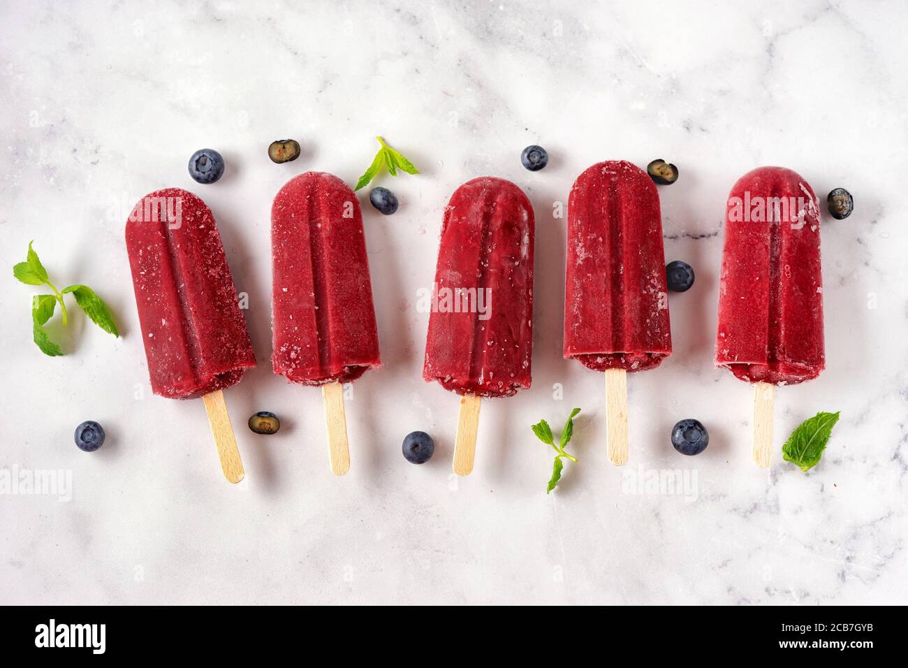 Vegane Heidelbeeren Eis auf weißem marmore Hintergrund Stockfoto