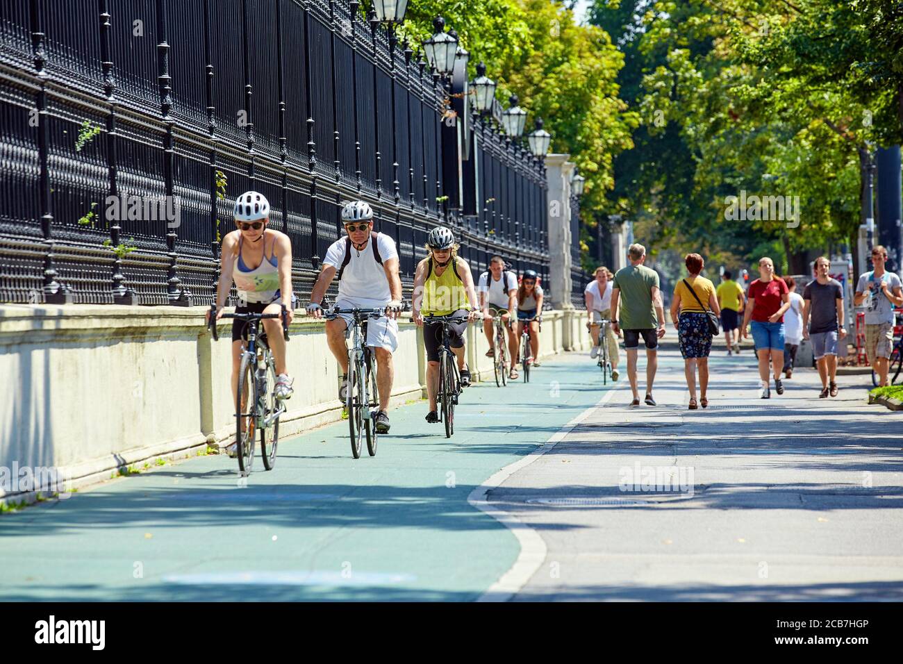 Wien, Österreich. August 2020. Bürger fahren am 7. August 2020 auf dem Radweg in Wien, Österreich. Es gibt ca. 1,400 km Radweg in Wien. Wien, die Hauptstadt Österreichs, ist berühmt für seine Musik. Wien hat auch die Aufmerksamkeit der Welt durch sein grünes Stadtentwicklungsmodell erregt, das grüne Reisen, städtische Ökologisierung und grüne Lebensstile befürwortet. Quelle: Georges Schneider/Xinhua/Alamy Live News Stockfoto