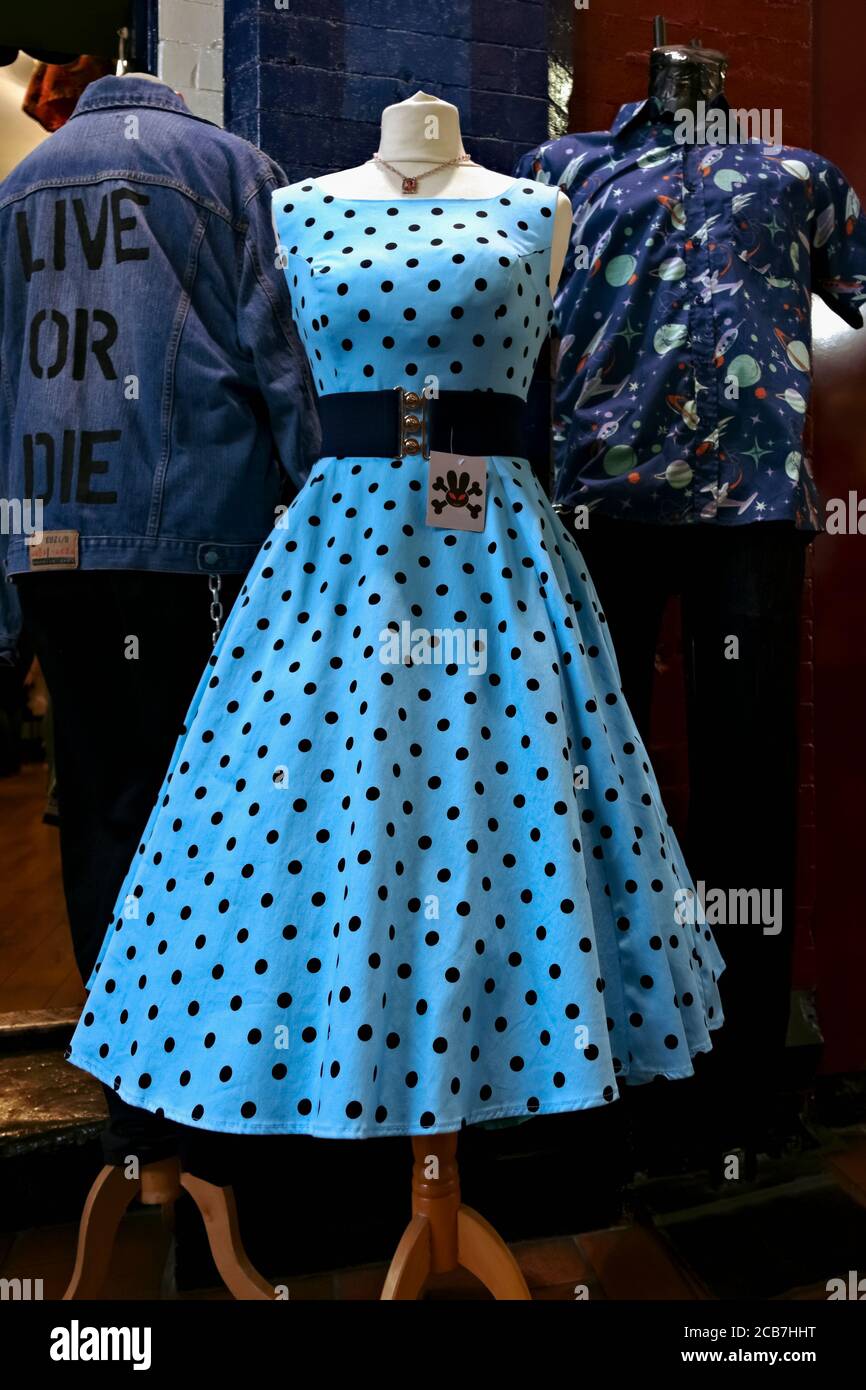 Weibliche Vintage 1950er Jahre Stil hellblaues Kleid mit Punktmuster Design auf Schaufensterpuppe. Auf dem Display außerhalb eines Shops. Stockfoto