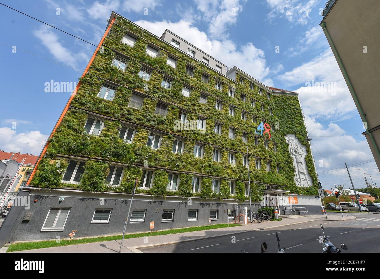 (200811) -- WIEN, 11. August 2020 (Xinhua) -- das Foto vom 22. Juli 2020 zeigt eine grüne Fassade des MA 48 Hauptsitzes in Wien, Österreich. Wien, die Hauptstadt Österreichs, ist berühmt für seine Musik. Wien hat auch die Aufmerksamkeit der Welt durch sein grünes Stadtentwicklungsmodell erregt, das grüne Reisen, städtische Ökologisierung und grüne Lebensstile befürwortet. (Xinhua/Guo Chen) Stockfoto