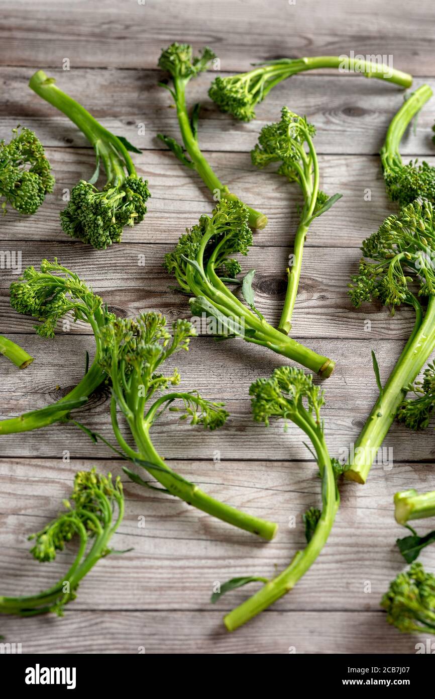Draufsicht auf Broccolini-Blütenstände auf Holzhintergrund Stockfoto