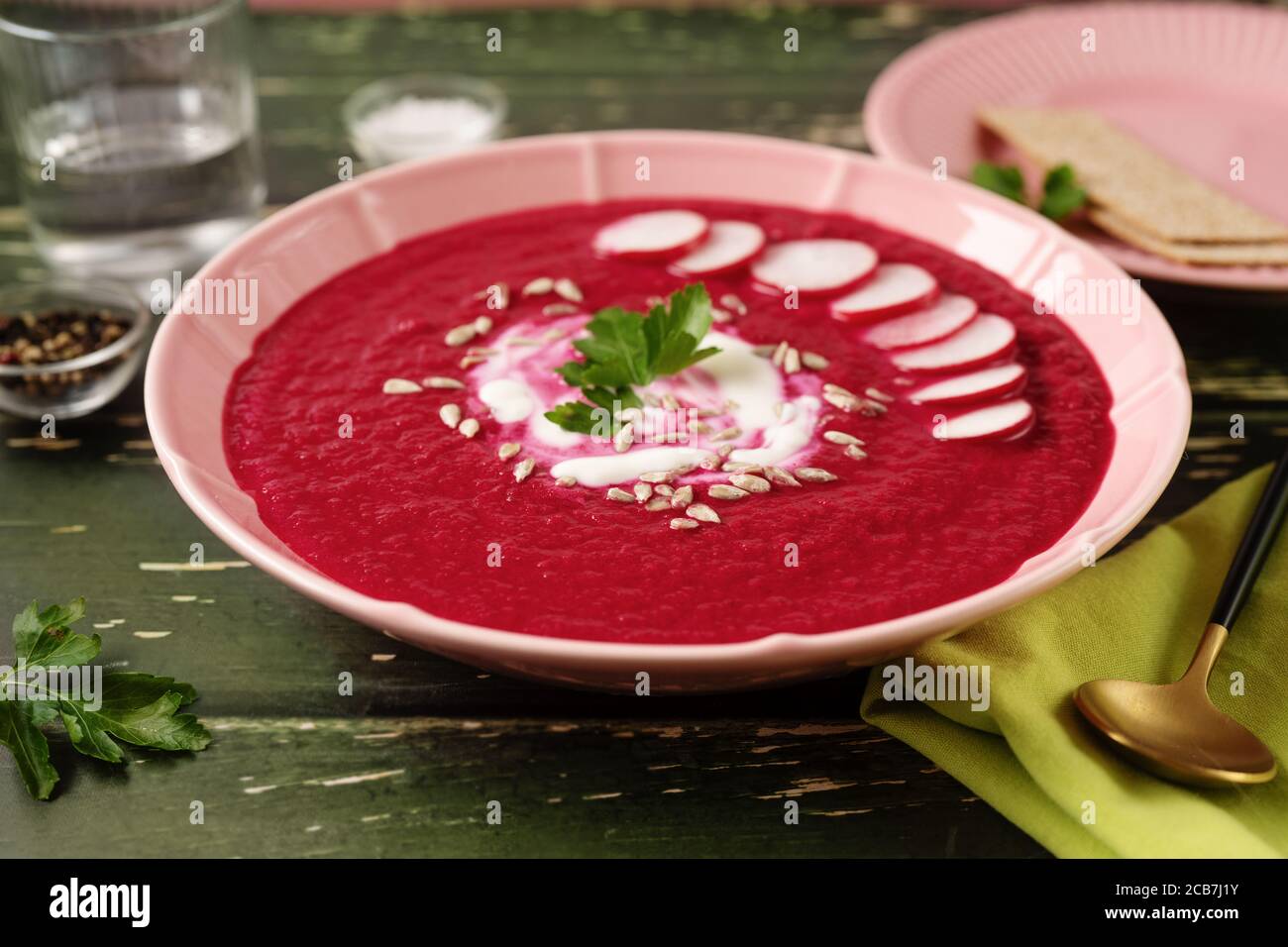 Nahaufnahme eines Tellers mit kalter Sommerbete cremig Suppe mit Seitenblick Stockfoto