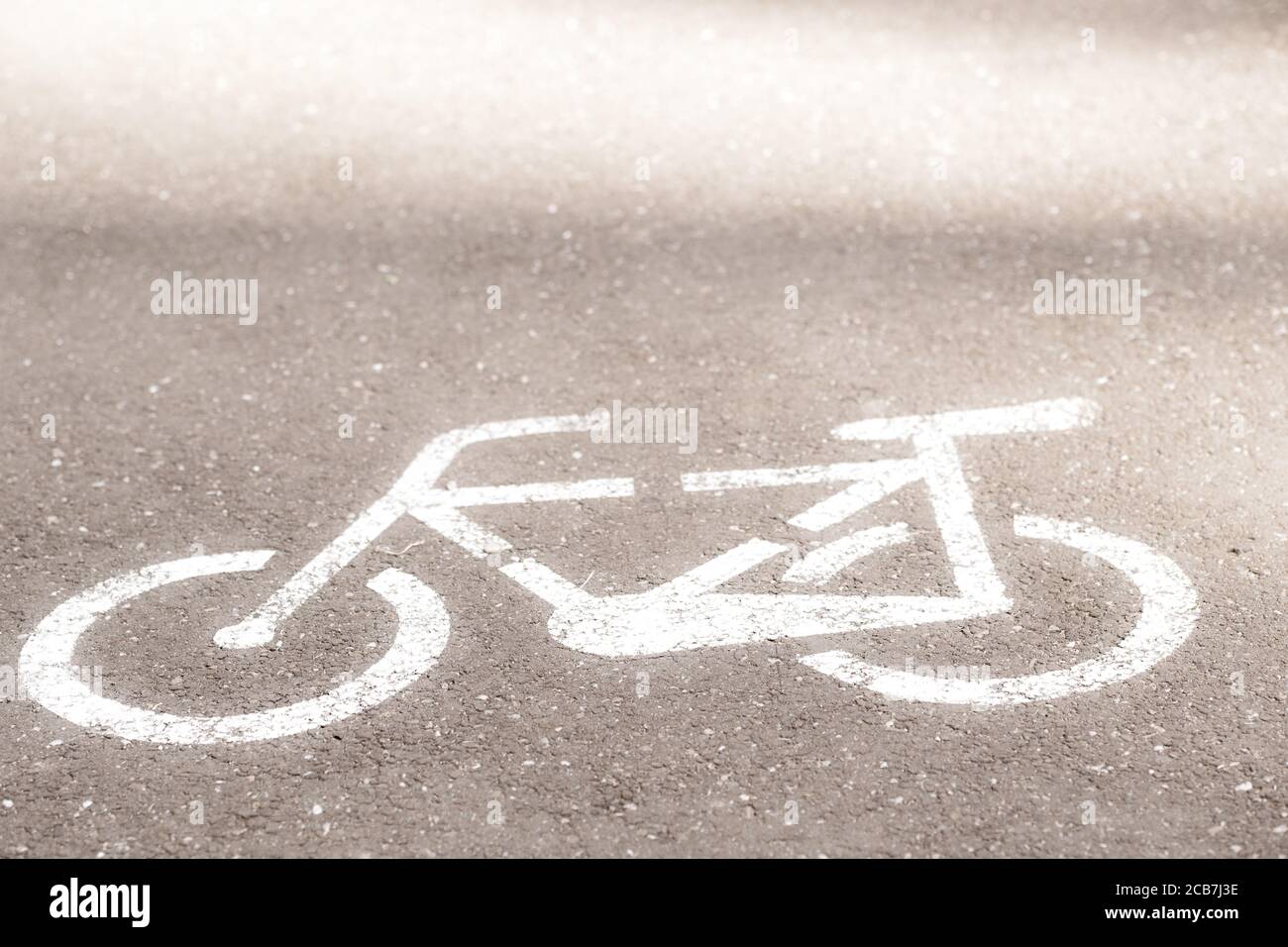 Das Zeichen eines Fahrrads gezeichnet auf der Straße für Radfahrer, die sicher parken wollen Stockfoto