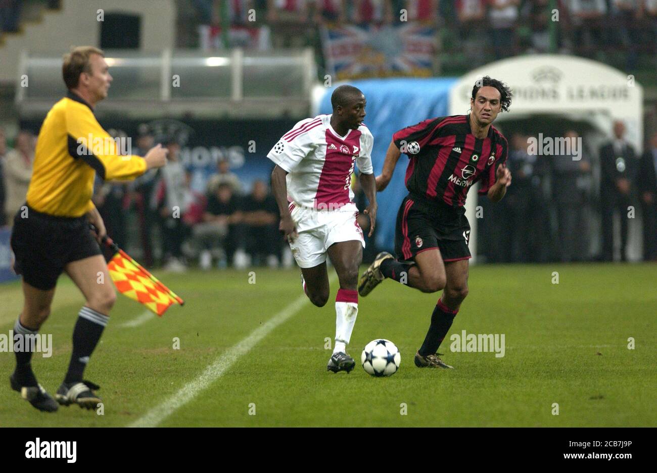 Mailand Italien 16 September 2003, 'G.MEAZZA SAN SIRO' Stadion, UEFA Champions League 2003/2004, AC Mailand - FC Ajax: Hatem Trablesi und Alessandro Nesta in Aktion während des Spiels Stockfoto