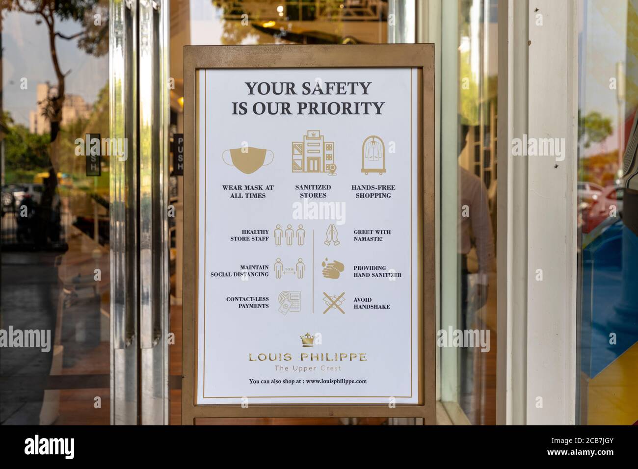Ein Schild vor einem Geschäft, auf dem die Sicherheitsmaßnahmen angegeben sind Aufgrund der Covid-19-Sperre im zentralen Geschäftsviertel Von Connaught Place in New Stockfoto