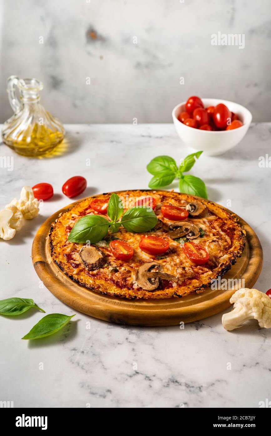 Gesunde Keto Pizza mit Blumenkohlkruste Stockfoto