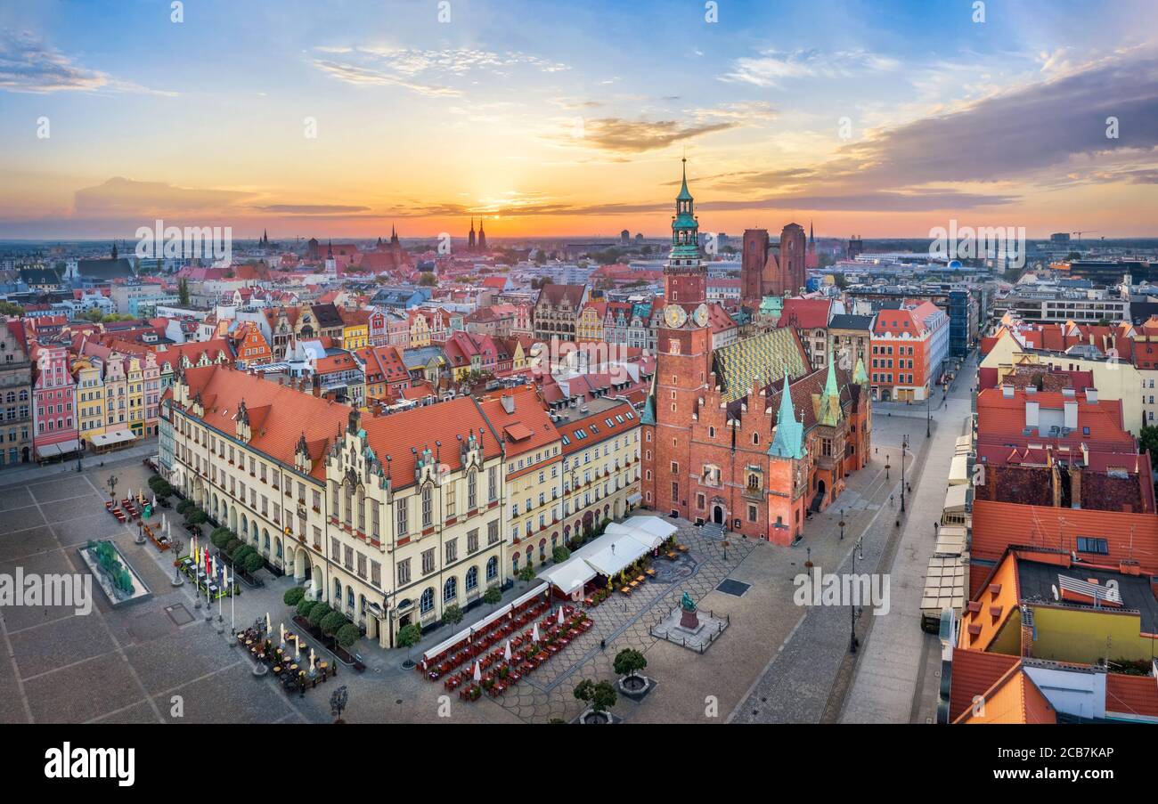 Breslau, Polen. Luftaufnahme des Rynek Platzes mit dem historischen gotischen Rathaus bei Sonnenaufgang Stockfoto