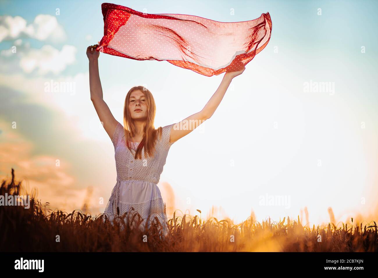 Im Freien Foto von jungen, Ingwer Mädchen in weißem Kleid hält einen roten Schal flattern in der Luft. Speicherplatz kopieren Stockfoto