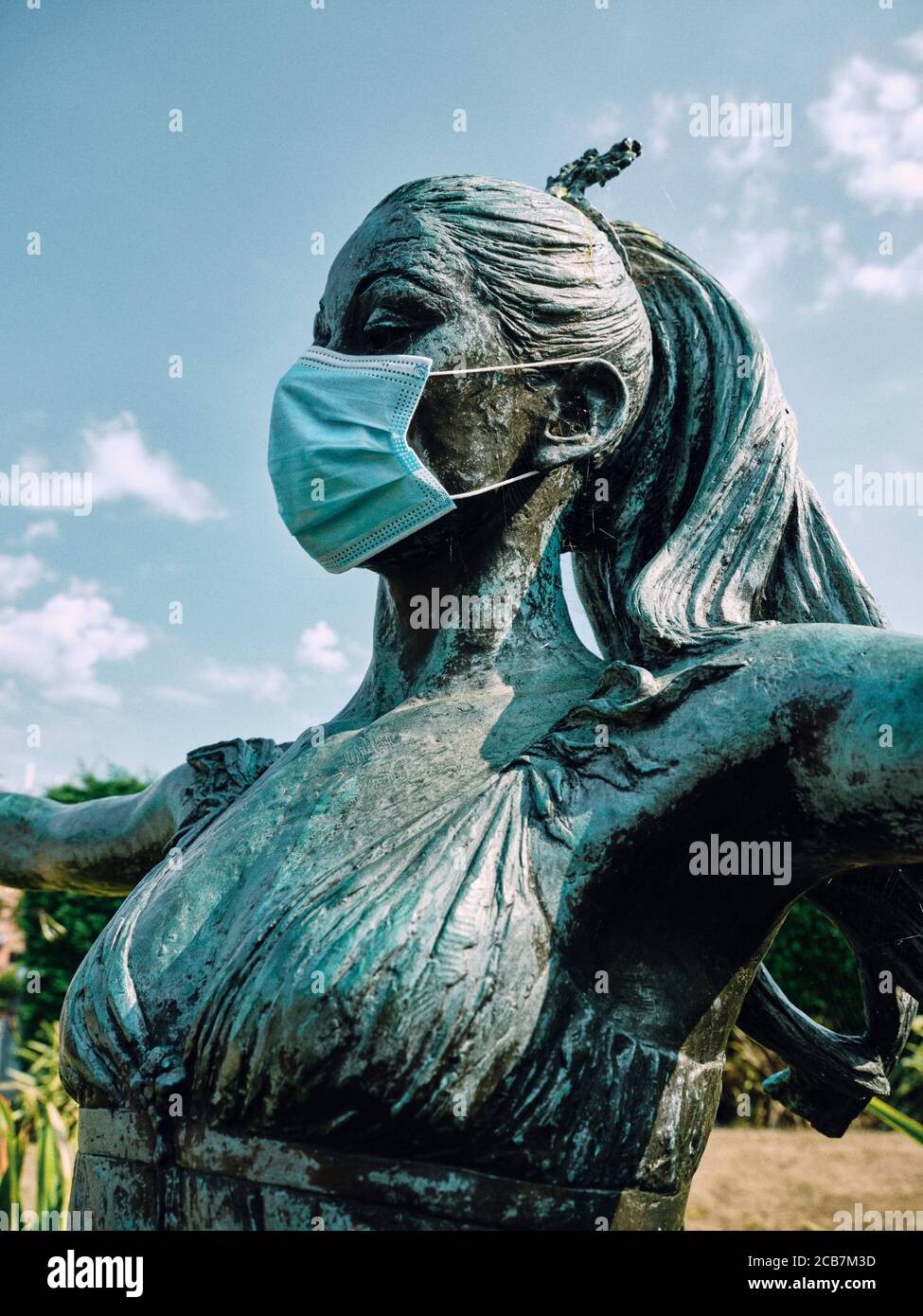 Coronavirus Odd / Quirky - Statue von Dame Margot Fonteyn trägt eine Gesichtsmaske während der Covid 19 Pandemie in Reigate, Surrey, England 2020 Stockfoto