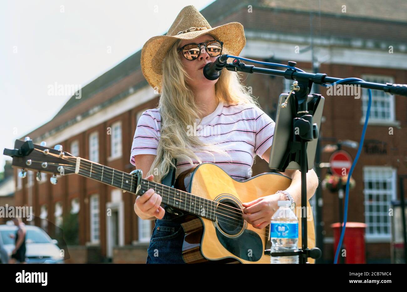 Hannah Paris Singer/Songwriter und Street Busker führt ihre Songs auf Brentwood High Street Essex Großbritannien Stockfoto