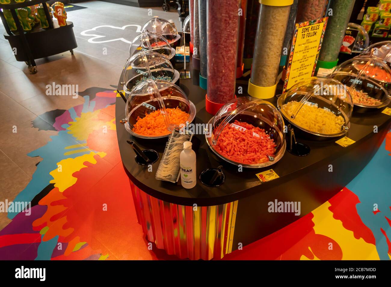 Mischen Sie sich selbst Station mit Handschuhen im Mondelez InternationalÕs Sour Patch Kids Store im Noho Viertel von New York am Eröffnungstag, Donnerstag, 6. August 2020. Dies ist die 35 Jahre alt Ketten erste Lager. (© Richard B. Levine) Stockfoto