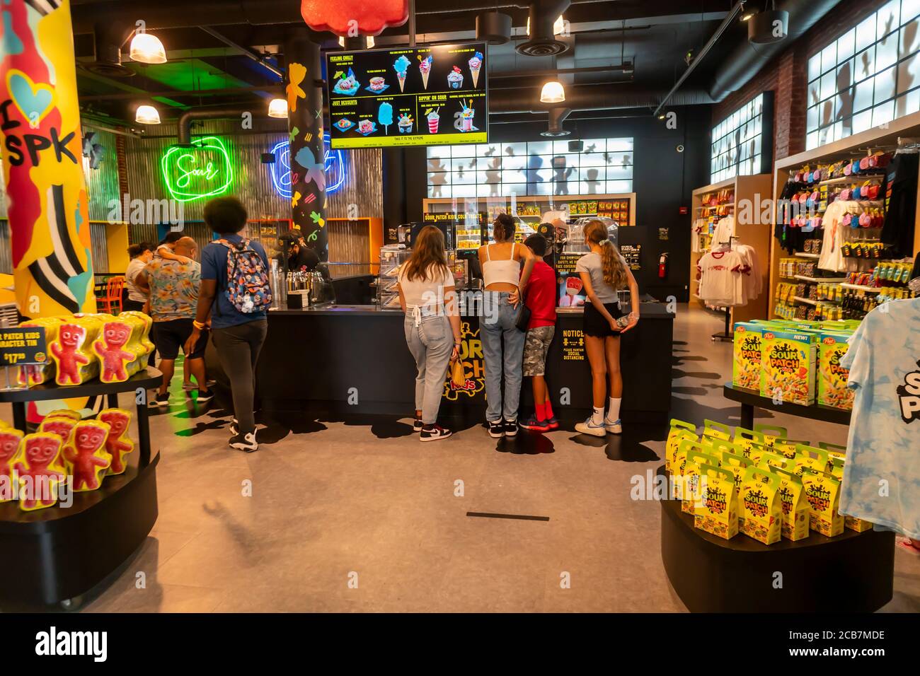 Besucher des Mondelez International’s Sour Patch Kids Stores im New Yorker Stadtteil Noho am Eröffnungstag, Donnerstag, 6. August 2020. Dies ist die 35 Jahre alt Ketten erste Lager. (© Richard B. Levine) Stockfoto