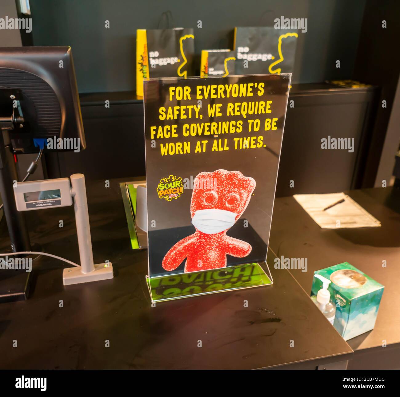 Schild mit Gesichtsbedeckung im Mondelez InternationalÕs Sour Patch Kids Store im New Yorker Stadtteil Noho am Eröffnungstag, Donnerstag, 6. August 2020. Dies ist die 35 Jahre alt Ketten erste Lager. (© Richard B. Levine) Stockfoto