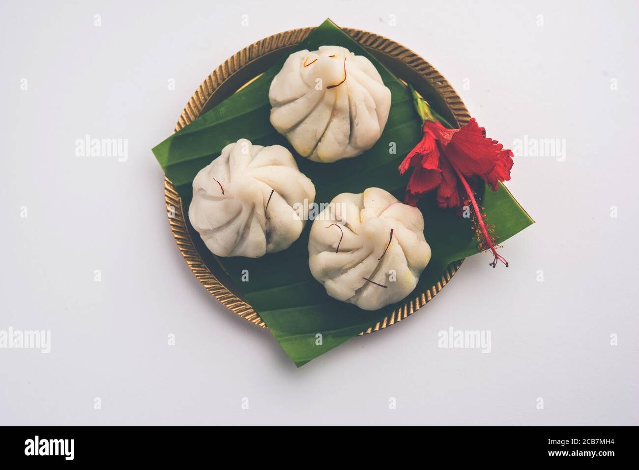 Ukdiche Modak sind gedünstete Knödel mit einem äußeren Reismehlteig und einer Kokos-Jagery Füllung, indische Nahrung, die Lord ganesha auf Chaturthi angeboten wird Stockfoto