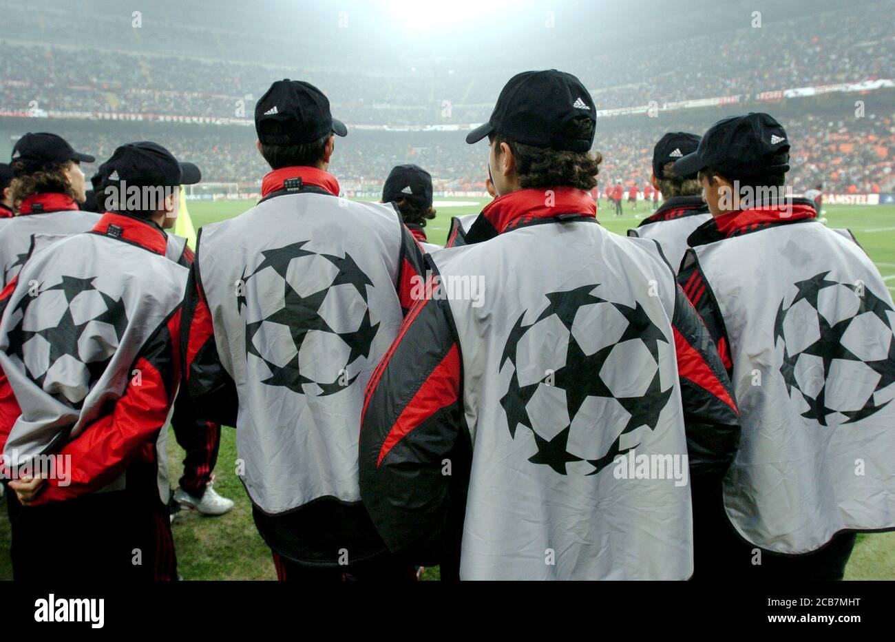 Mailand Italien, 20 Oktober 2004, 'SAN SIRO' Stadion, UEFA Champions League 2004/2005, AC Mailand - FC Barcelona, die Mailänder Jungs, Fußball-Picker, vor dem Spiel Stockfoto
