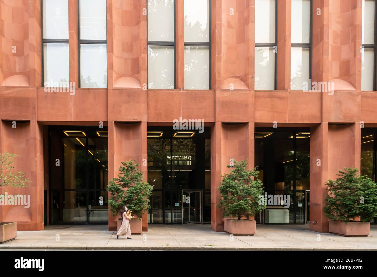 Frau geht am Samstag, 8. August 2020, an der Bobst Library in New York UniversityÕs Greenwich Village in New York vorbei. (© Richard B. Levine) Stockfoto
