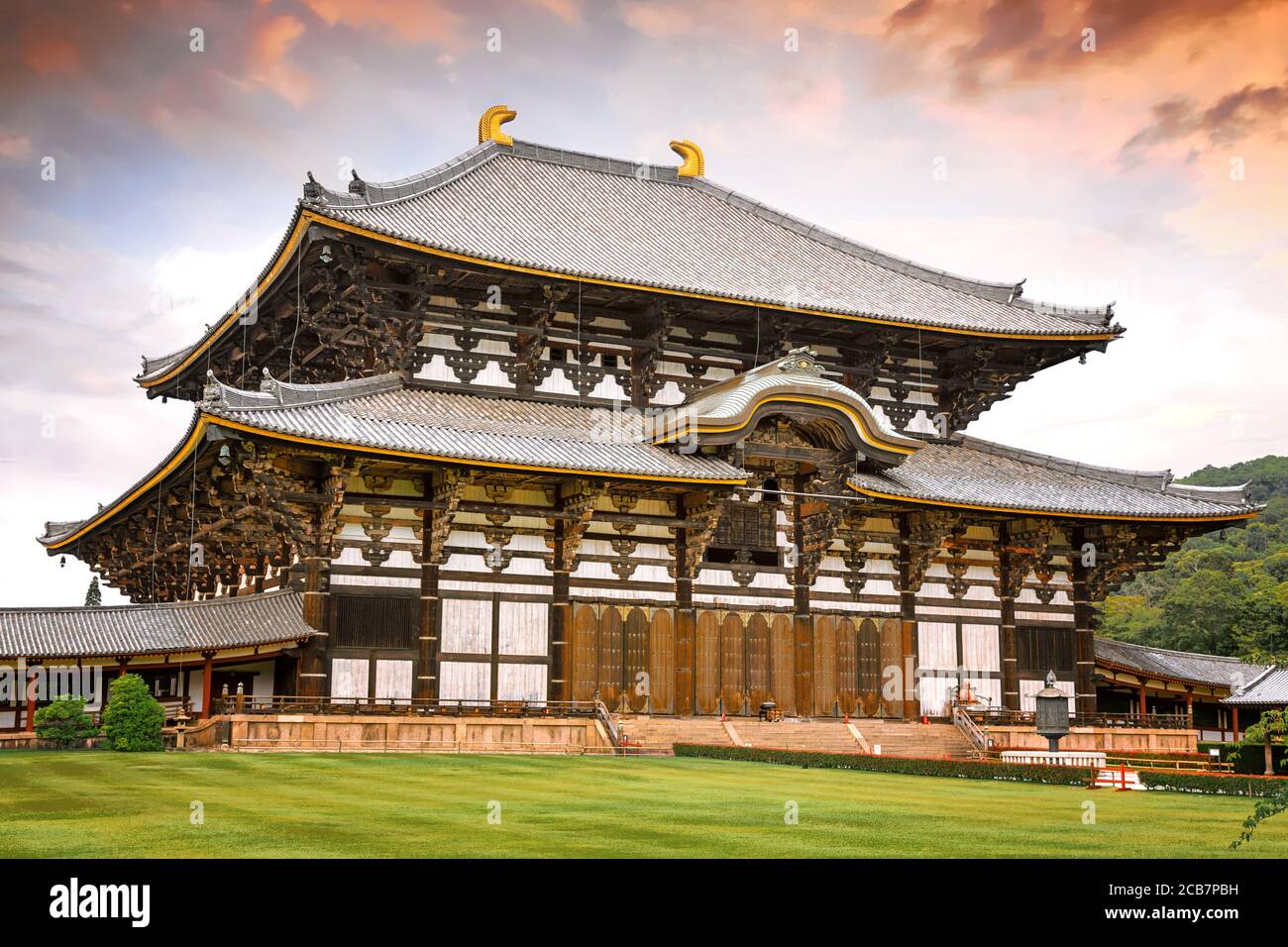 Der Todai-Ji Tempel in Nara, Japan, bei Sonnenuntergang. Einer der sieben Großen Tempel von Nara, die einst die Hauptstadt Japans war und der größte wo ist Stockfoto