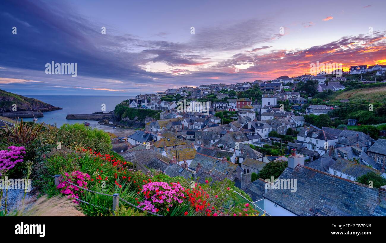 Port Isaac, Großbritannien - 13. Juli 2020: Sunrise over Port Isaac, Cornwall, Großbritannien Stockfoto